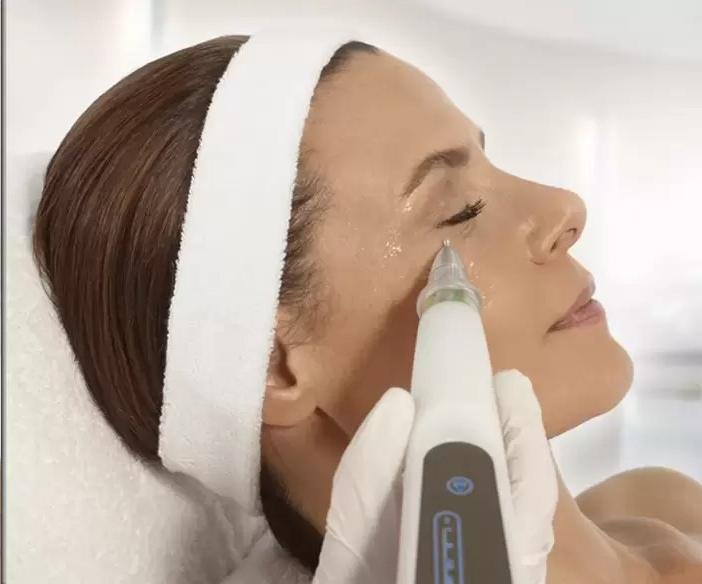 straffende Anti-Aging-Gesichtsbehandlung festigt die Haut, glättet feine Linien und verleiht neue Spannkraft. Der Teint wirkt frischer, jugendlicher und sichtbar revitalisiert.