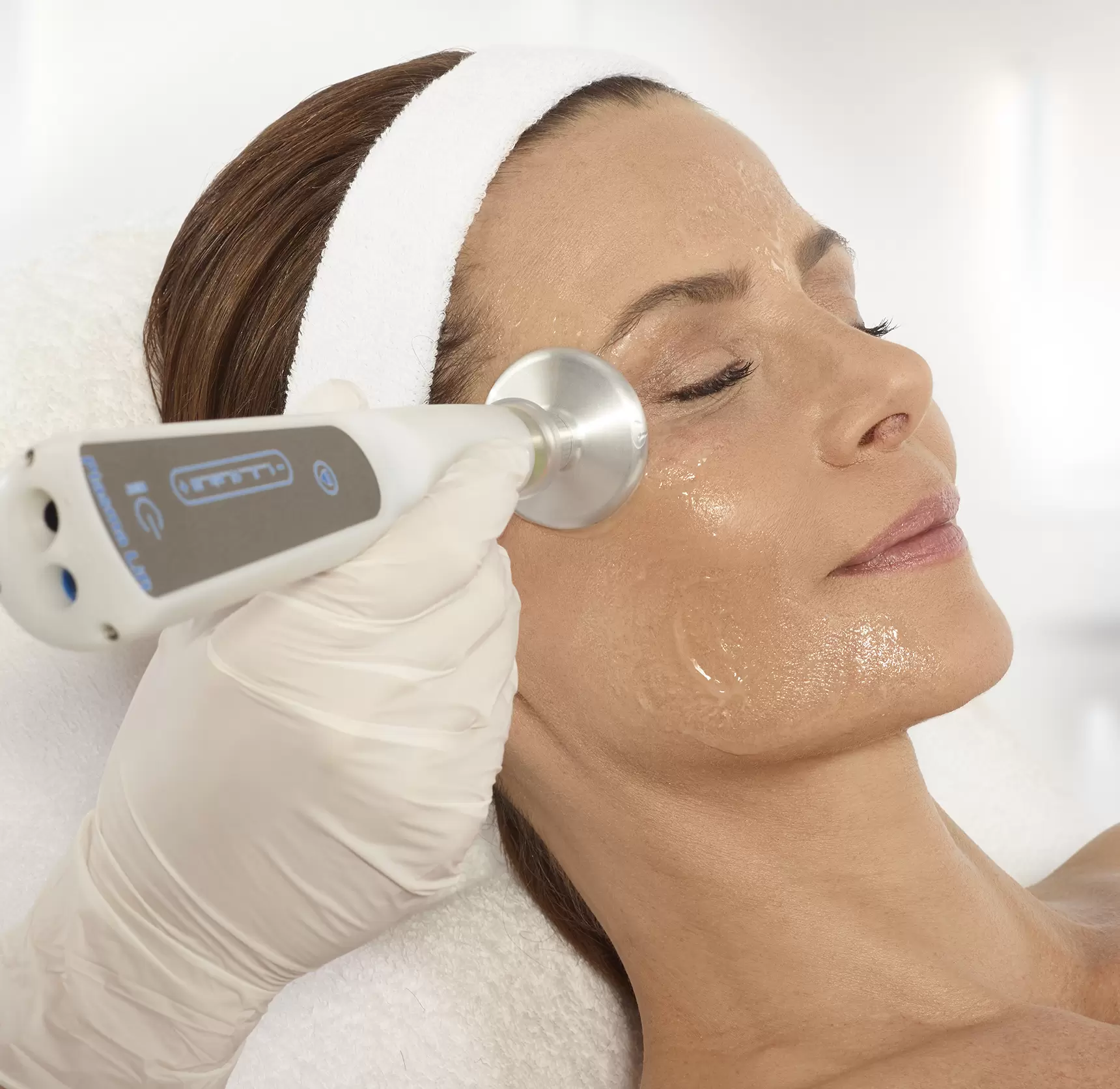 Gesichtsbehandlung mit dem Plasma Pen